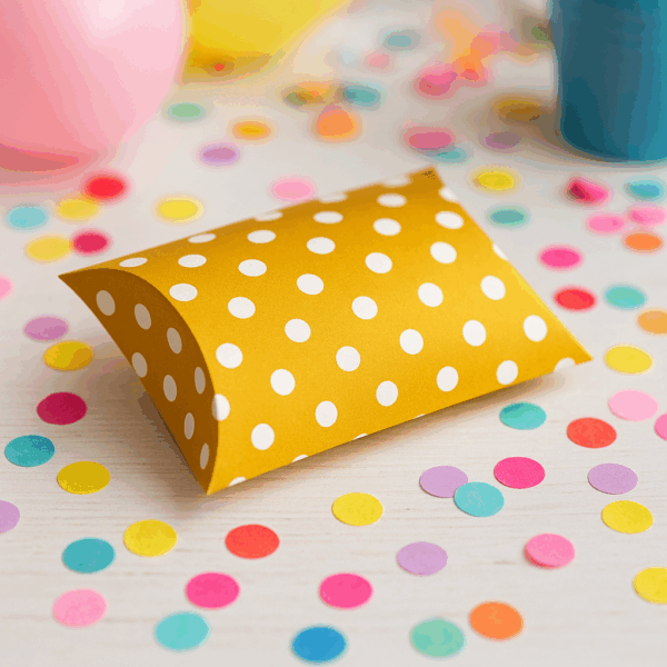 Caja almohada dorada con lunares blancos – Pack de 6 pzas (7.4 × 11 × 3 cm) - Imagen 2